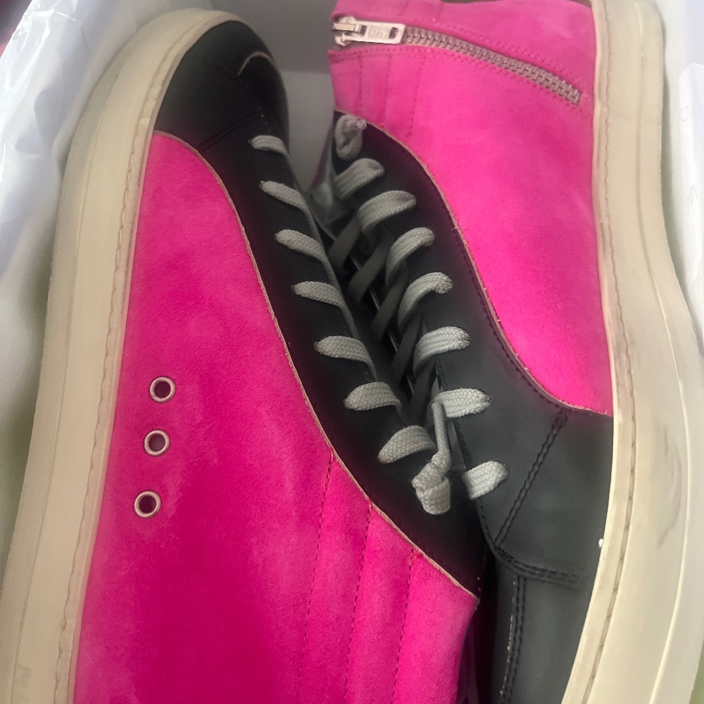 pink and black P448